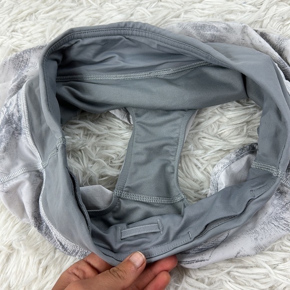 Lululemon Speed Short (4-way Stretch 2.5") Breeze By White Light Cast - Picture 2 of 4